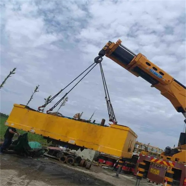 杨林尾镇吊运集装箱的吊车